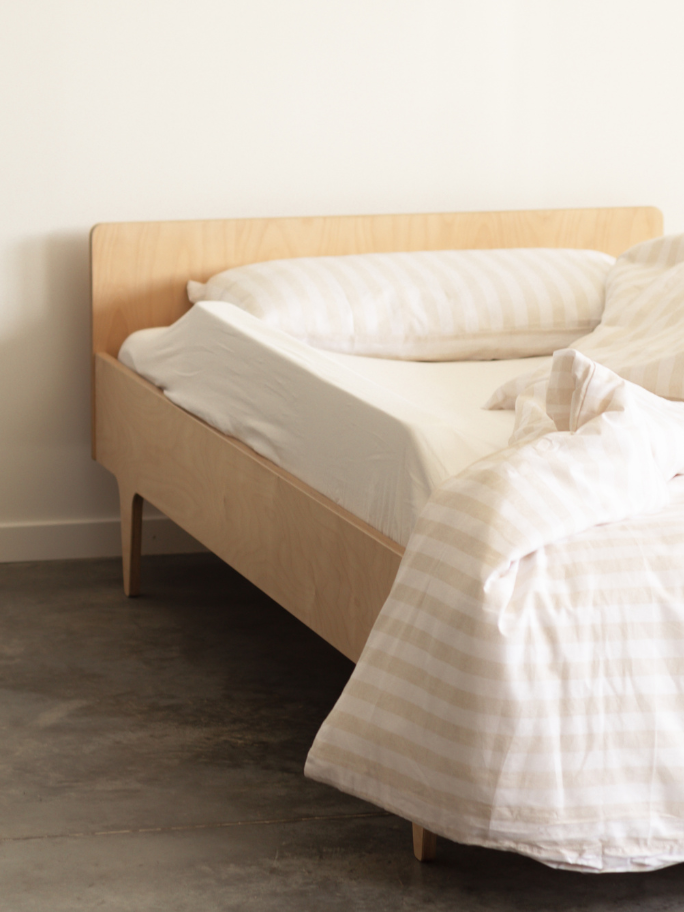 Toddler bed with foam bumper and white bedding