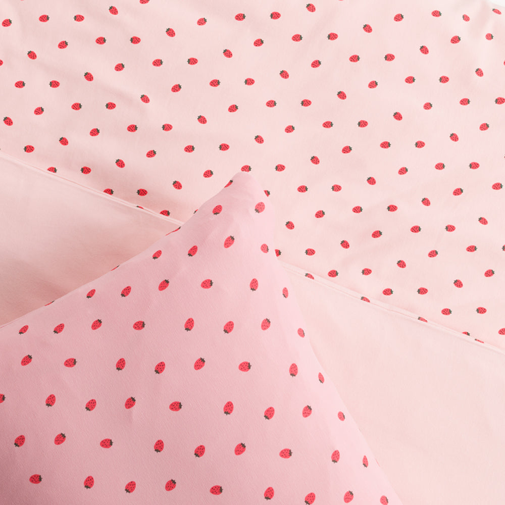 Pink jersey cotton with small strawberry pattern in a duvet and pillow