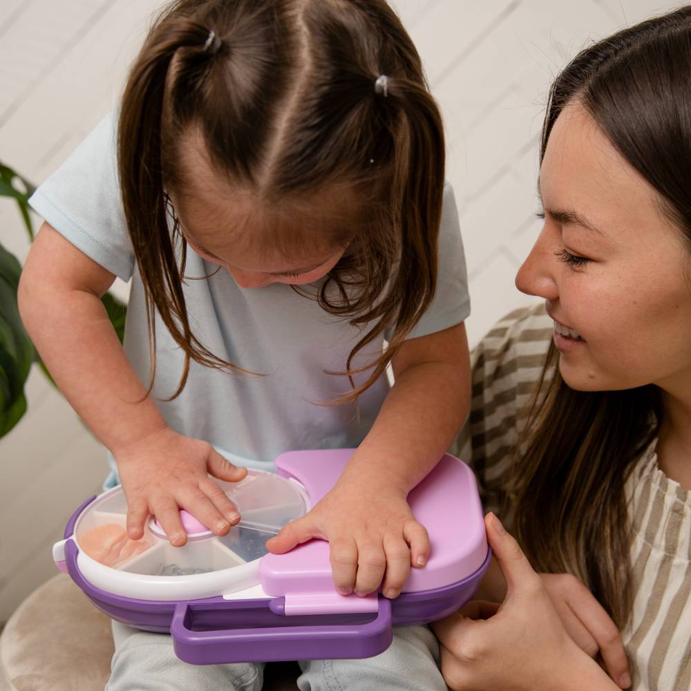 Child using purple Gobe lunchbox.