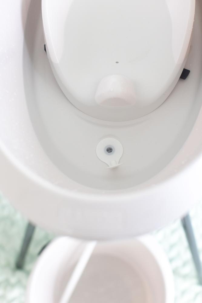 LUMA Baby Bath with plug plug in view.