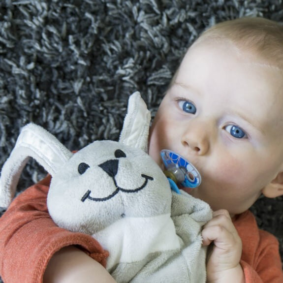 Baby using grey bunny Sleepytot comforter.